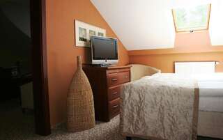 Отель Centuria Hotel & Natural Spa Огродзенец Семейный номер Делюкс с двуспальной кроватью (для 4 взрослых)-2