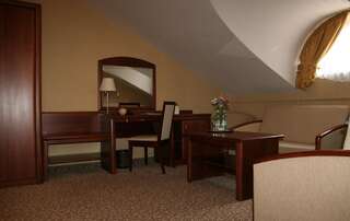 Отель Centuria Hotel & Natural Spa Огродзенец Семейный номер Делюкс с двуспальной кроватью (для 4 взрослых)-3